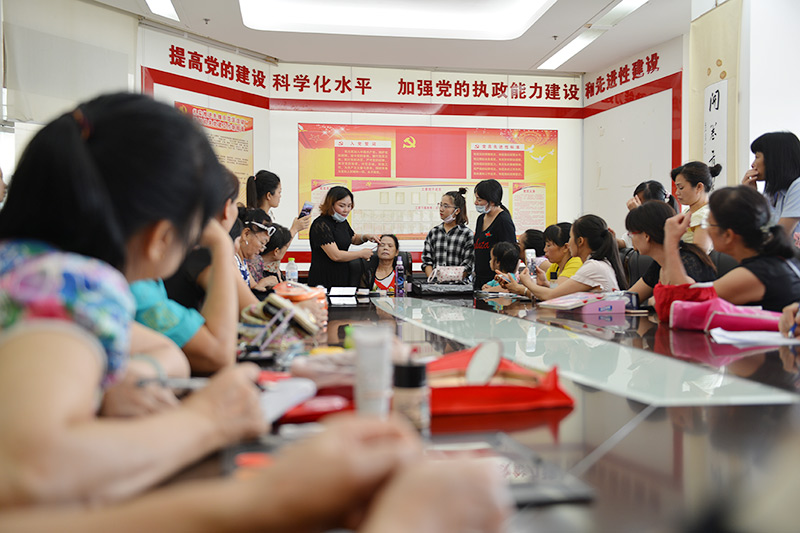 江南区举办“绚丽七月·七彩人生”化妆技能培训