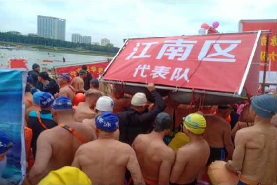 江南区积极参加2019年南宁市冬泳邕江活动