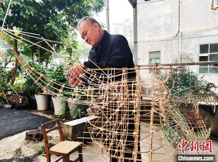 父子接力 广西花灯手艺人匠心守“年味”