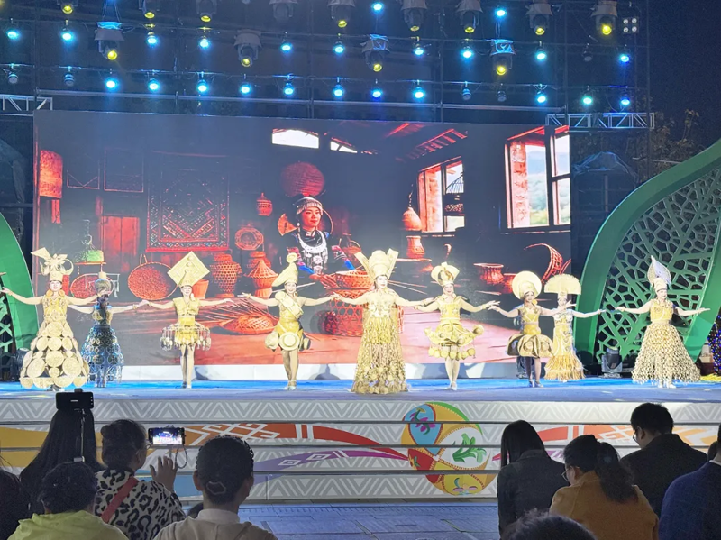 2025年南宁市“文化志愿春风行”培训成果汇报演出在百益·上河城举行